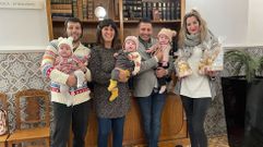 Las trillizas Mar, Nerea y Luc�a, con sus padres Sandra Tamayo y Carlos Peso, el alcalde Andr�s D�az y la concejala Leticia Rocha