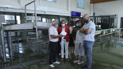 El patr�n mayor, Jos� Manuel Rosas, y la conselleira de Mar, Rosa Quintana, en una visita protocolaria a la lonja de Bueu