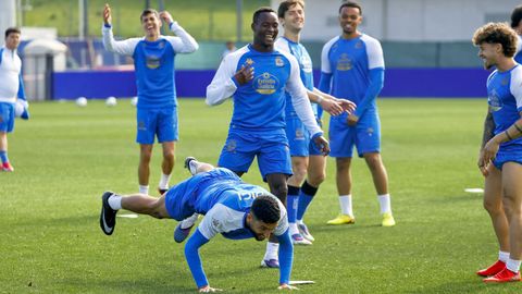 Los jugadores del D�por bromean durante el entrenamiento del s�bado en Abegondo