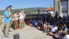 El pazo de Raxoi acogi� una recepci�n a los nuevos participantes del campamento urbano de Don Bosco, cuya apertura tuvo lugar ayer en el Obradoiro. En �l, j�venes de entre 12 y 17 a�os podr�n conocer mejor la ciudad a trav�s de distintos juegos y actividades. 