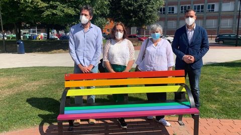 La alcaldesa de Gij�n, Ana Gonz�lez, junto con otros concejales de su Equipo de Gobierno, durante la visita a los bancos arco�ris en el parque de La Serena