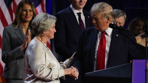 Donald Trump da la mano a Susie Wiles en la noche electoral 