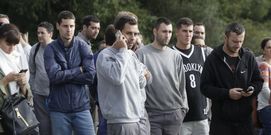 Los trabajadores, hablando con sus familiares para tranquilizarlos.