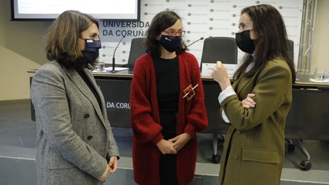 Teresa Pieiro, directora del Centro de Estudos de Xnero e Feministas de la UDC (izquierda); Cristina Lpez, vicerrectora de Igualdade (centro), y Yoya Neira, concejala de Igualdad, ayer en la presentacin del directorio de expertas UDCientficas en A Corua