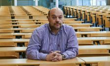 El experto de C�ritas particip� ayer en un acto en el campus por los 50 a�os de C�ritas. 