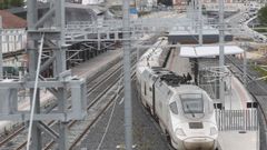 Un Alvia en la estaci�n de Lugo, con la catenaria ya instalada y esperando a poner en marcha la electrificaci�n, que ayudar� a reducir los tiempos de viaje