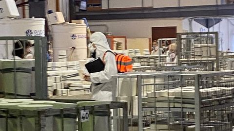 Imagen divulgada por la empresa Sargadelos de la ltima inspeccin laboral recibida en las instalaciones de Cervo el pasado jueves