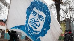Un manifestante ondea una bandera con el rostro de V�ctor Jara en Santiago de Chile, con motivo del 50 aniversario del golpe militar ocurrido en el pa�s sudamericano.