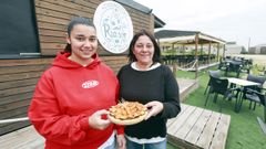 Sara� y Luci con uno de los platos estrella del Chiringuito Rias�n, en A Illa.