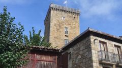 La Torre del Homenaje de Vilanova dos Infantes luce la bandera de los Pueblos Bonitos de Espa&ntilde;a.