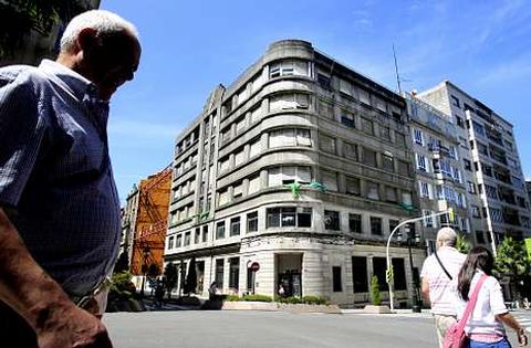 <span lang= es-es >Colón con Marqués de Valladares</span>. A pesar de su abandono, este edificio no fue alterado con modificaciones posteriores. Tiene elementos art-decó en su remate y en el portal. La mezcla de hormigón y cantería de piedra será repetira en otras ocasiones por Francisco Castro.