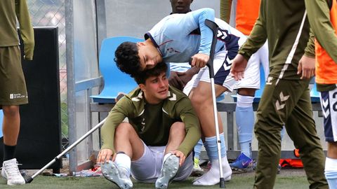 Khayat, que se lesion� al inicio del Celta-Las Palmas de Copa Campeones Juvenil, consuela a Jorge P�rez-Lafuente tras la eliminaci�n.