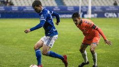 scar Valentn presiona a Omar Ramos en el Real Oviedo-Rayo