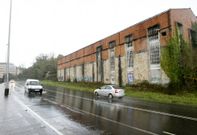 El �rea intermodal para los autobuses se encuentra en la parte posterior de la de tren. 