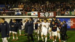 Los jugadores del Pontevedra celebrando el pase copera con la aficin granate desplazada a Ourense