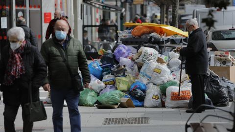 Montones de basura acumul�ndose en una calle de A Coru�a, en una imagen de archivo del a�o pasado