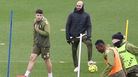 Hugo Burcio, observado por Claudio Gir�ldez, en el entrenamiento del Celta de este s�bado, en presencia de Joseph Aidoo y Mihailo Ristic.