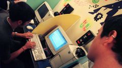 Jvenes en un cibercaf en 1999
