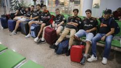 Jugadores del equipo de b�isbol Trasnos esperando en el aeropuerto de A Coru�a para viajar a Barcelona, con un retraso de ocho horas