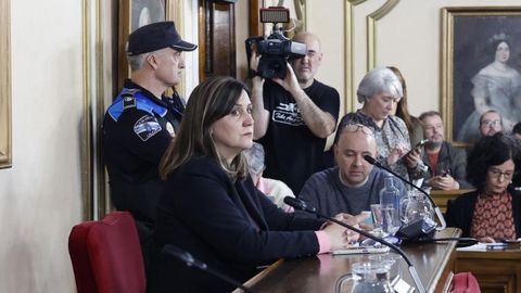 Mar�a Reigosa, escoltada por un agente