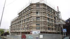 Obras en marcha en Santiago. Mientras en el centro de Santiago la rehabilitaci�n de viviendas es la principal actividad, �reas como O Restollal viven la construcci�n de nuevos edificios, como el que ejecuta Julio Rey en las proximidades de El Corte Ingl�s.