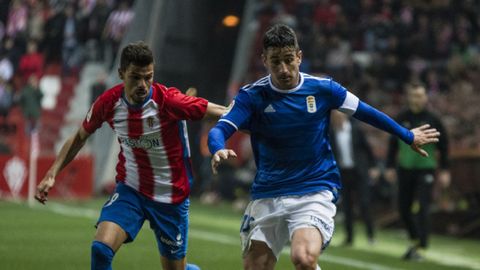 Saul Berjon Geraldes Sporting Real Oviedo El Molinon.Sal lucha por un esfrico con Geraldes