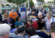 Decenas de vecinos de varios colectivos protestaron por la tramitaci�n del plan.