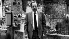 Samuel Hadas, durante una visita a Galicia en el a�o 1986 paseando por las inmediaciones del jard�n de San Carlos, en A Coru�a