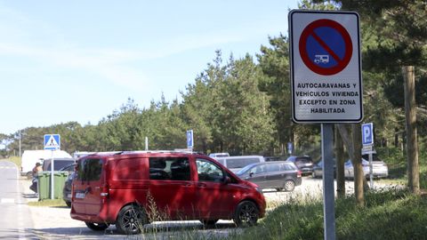 En la explanada situada frente al acceso a Esmelle solo pueden aparcar turismos y motos en bater�a