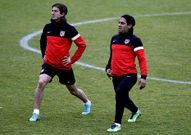 Filipe y Falcao hacen estiramientos en el entrenamiento.