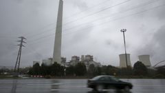 Vista de la t�rmica, ayer, cuando se reactiv� temporalmente uno de los cuatro grupos de la central