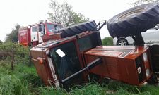 El tractor volc�, pero afortunadamente el conductor sufri� solo cortes superficiales en una mano
