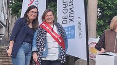 La presidenta del Centro Comercial Urbano, Mar�a del Carmen N��ez, y Luisa Astray, la ganadora del cheque de 3.200 euros en compras