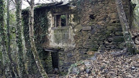 Casa de la aldea abandonada de Froxende, en la ribera del Sil.