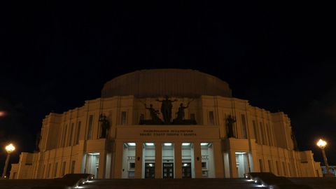 El teatro de la pera y del Ballet Bolshoi, en Minsk, con las luces apagadas