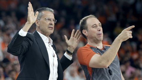 Pedro Mart�nez, que cambia el banquillo del Valencia por el del Real Madrid, y Emilio P�rez Pizarro, uno de los �rbitros veteranos en la ACB