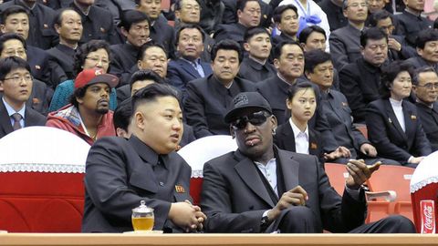 Esta foto fue tomada el 28 de febrero de 2013. En ella se ve cmo el eljugador de la NBA y el lder norcoreano siguen un partido de baloncesto en Pyongyang