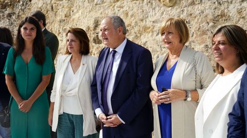 El ministro de Industria, Jordi Hereu (c), durante su visita al tramo de la muralla medieval de Avilés recientemente recuperado y al entorno del casco histórico, acompañado por la alcaldesa de la ciudad, Mariví Monteserin (2d); la delegada del Gobierno en Asturias, Adriana Lastra (2i) y la vicepresidenta, Gimena Llamedo (d)