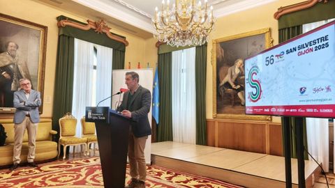 El concejal de Deportes y Juventud del Ayuntamiento de Gij�n, Jorge Pa�eda, presenta, en el Consistorio gijon�s, la 56� TotalEnergies San Silvestre Gij�n 2025.
