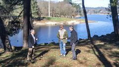 Luis Menor, alcalde de Pereiro, Manuel Baltar, presidente de la Diputaci�n, y Emilio Pato, de la comunidad de montes A Chaira, visitaron el aparcamiento de Cachamu��a