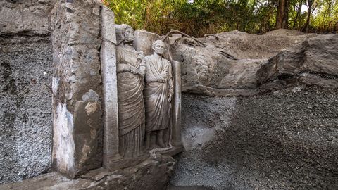 Un relieve funerario que representa a un hombre y una mujer que forma parte de una tumba monumental en una necrópolis de Pompeya