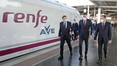 El presidente Pedro S�nchez inaugur� ayer el tramo que llega hasta Beniel, en la Regi�n de Murcia. En la imagen, acompa�ado por el presidente valenciano, Ximo Puig, y el ministro de Transportes, Jos� Luis �balos.