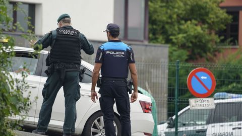 Presencia policial en las inmediaciones del Cuartel de la Guardia Civil de Llanes. El agente de la Guardia Civil que mat� a su expareja, tambi�n miembro del cuerpo falleci� como consecuencia de los disparos que recibi� por otros agentes que intentaron que no huyera y repeler la agresi�n a la v�ctima