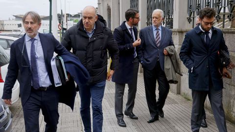 El lotero Manuel Reija, con cazadora y a la izquierda, llegando a la Audiencia Provincial de A Coru�a, donde se celebra el juicio. A la derecha, con corbata de rayas y camisa azul, su hermano Miguel Reijas, delegado de Loter�as en A Coru�a.