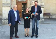 La conselleira y el alcalde muestran las nuevas tarjetas de transporte.