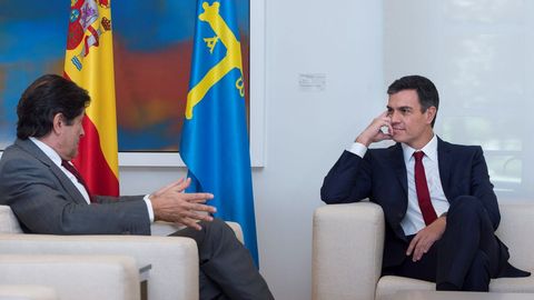 El presidente del gobierno Pedro S�nchez, durante su reuni�n con re�ne con el Presidente del principado Asturias, Javier Fern�ndez, esta ma�ana en el Palacio de La Moncloa