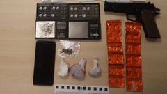 Los agentes encontraron una pistola de balines y dos bsculas de precisin