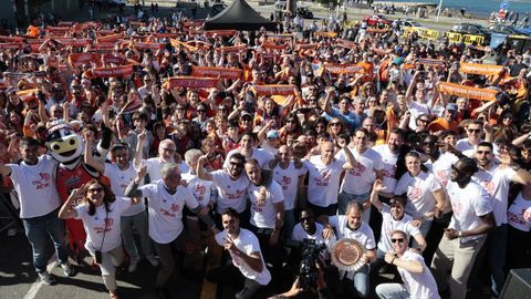 La plantilla del Leyma Coru�a posa frente a los centenares de aficionados que participaron en la fiesta del equipo.