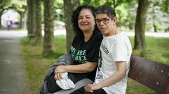 Marta y Javi Est�vez, sentados en un banco en el Parque Barba�a.
