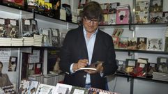 El periodista Luis Pousa durante una firma de libros
